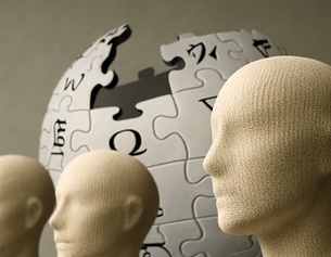 Gesichtslose Schaufensterpuppen mit Wikipedia-Puzzle-Ball im Hintergrund, Erstellt mit Hilfe von ChatGPT (DALL·E von OpenAI)