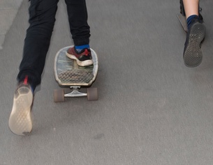 Zwei Jugendliche skateboarden in Graz