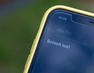 ORF/URSULA HUMMEL-BERGER Smartphone-Bildschirm mit Siri-Text