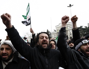 Türkische und Syrische Demonstranten in Istanbul