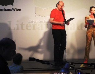 LITERATURHAUS WIEN Auftritt auf einer Bühne, ein Mann und eine Frau vor Mikrofonen, Literaturhaus Wien