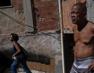 PICTUREDSK.COM/AFP/ MAURO PIMENTEL Mann und Frau in Rio de Janeiro, Favela