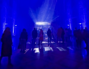 Menschen in Blaulicht