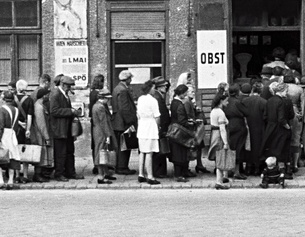 PICTUREDESK.COM/BRANDSTAETTER IMAGES/VOTAVA Nachkriegswien: Menschenschlange beim Anstellen von Obst und Gemüse, um 1946