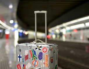 Reisekoffer am Bahngleis