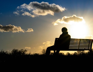 Einsame Person auf einer Bank