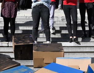 APA/HANS KLAUS TECHT SchülerInnen stehen demonstrativ auf Stufen vor Kisten
