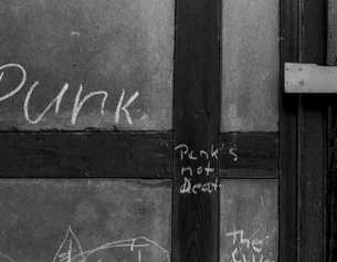 Punk-Schriftzug auf einer Holzwand in der ehemaligen DDR, 1988