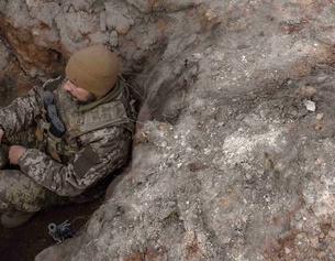 Ukrainischer Soldat in einem Schützengraben