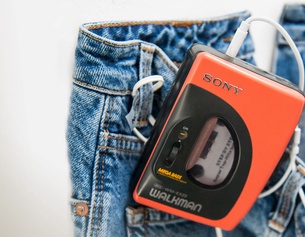 DPA/PHILIPP SCHULZE Ein Walkman von Sony ist an einer Jeans befestigt