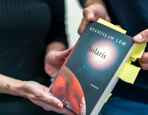 Zwei Menschen halten das Buch Solaris