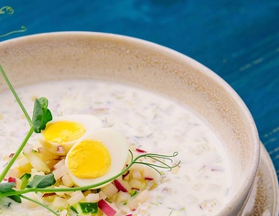 Kalte Joghurtsuppe mit Eier-Hälften dekoriert
