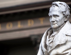 AP/MARKUS SCHREIBER Humboldt-Statue in Berlin
