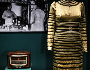 AFP/STEPHANE DE SAKUTIN Kostüm und Bild der ägyptischen Sängerin Umm Kulthum