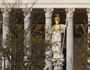 Parlamentsgebäude, Außenansicht mit Bäumen