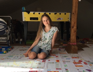 Hannah-Lynn Grob - ORF/EVA ROITHER Ein Mädchen sitzt am Dachboden auf vielen Zeichnungen.