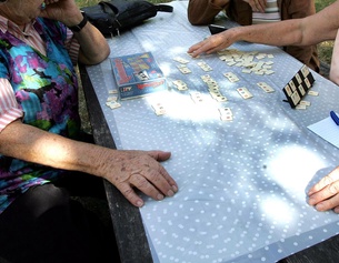 Ältere Damen beim Spielen 