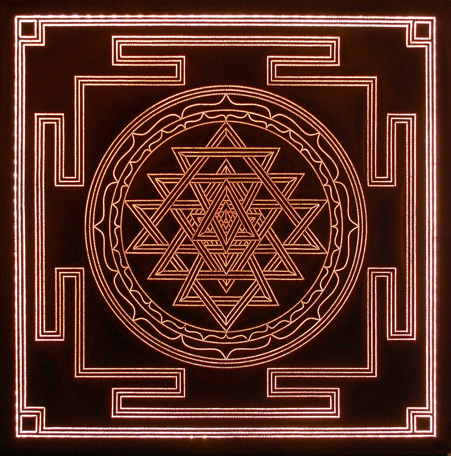 Das Yantra gilt als Repräsentation des Göttlichen und kann als physischer Ausdruck eines Mantra betrachtet werden: Das Mantra stellt einen Aspekt des Göttlichen in Form eines Lautes dar, das Yantra dagegen in Form einer geometrischen Figur. Für mich als Praktizierender ist es ein Geschenk an die Welt, der Versuch des &quot;Tikun Ha Olam&quot; der &quot;Reparatur der Welt&quot; wie es die Kabbala lehrt.