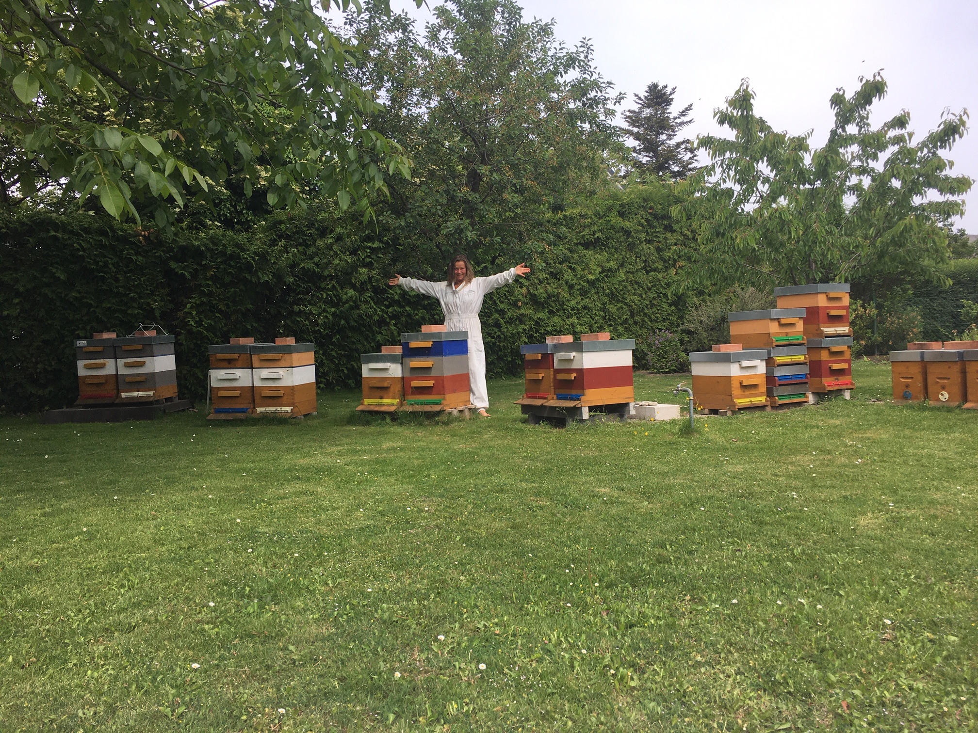 Daniela freut sich an ihren Bienenvölkern im Biogarten