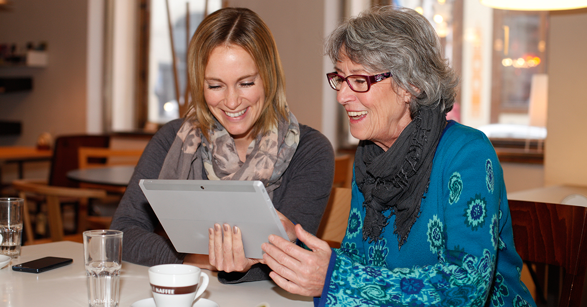 qualitätszeit Coaching Situation Tablet 2 Damen bei qualitätszeit