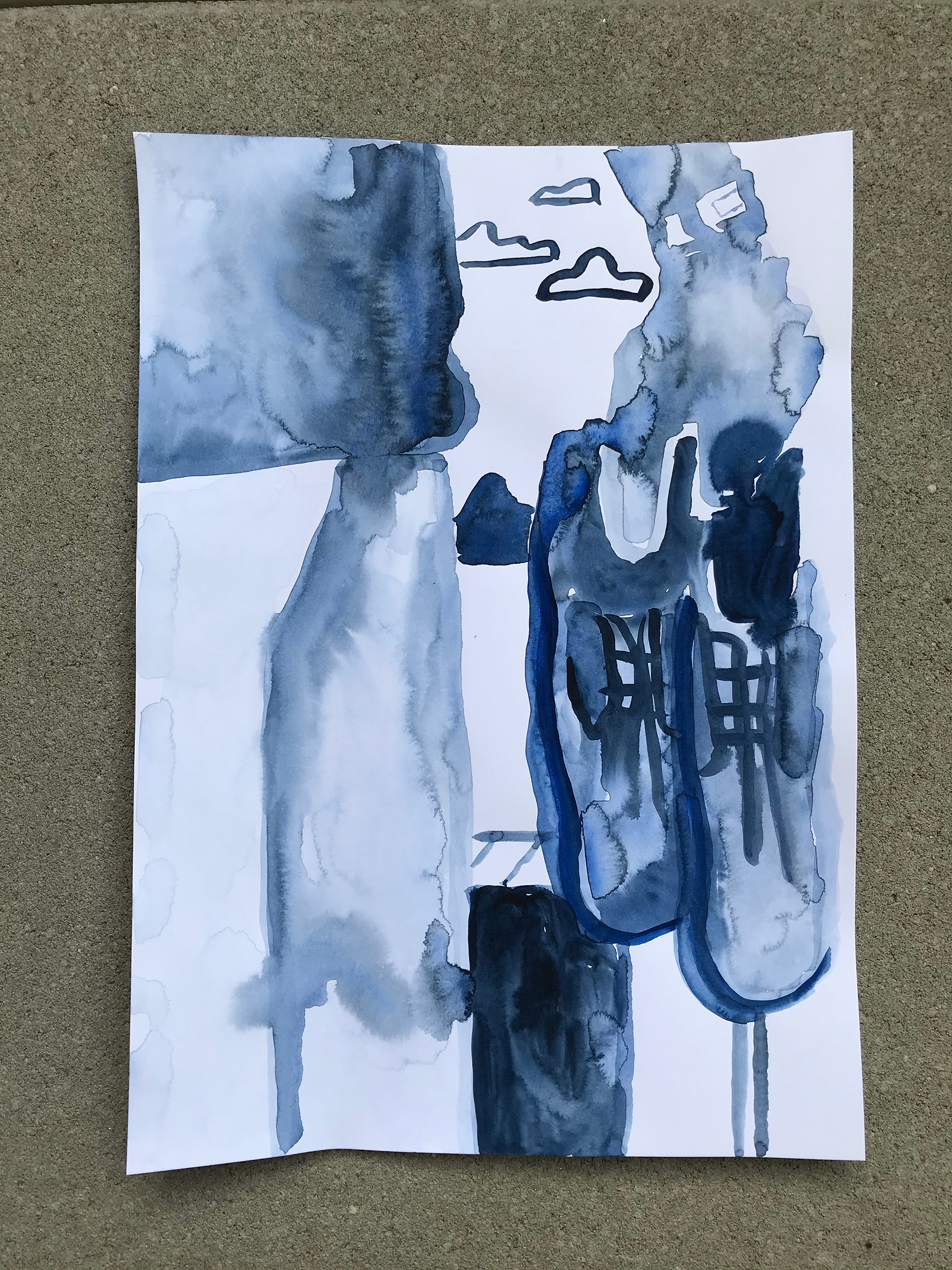 Zu sehen ist ein Ausschnitt einer Person in der sie Lederschuhe in der Hand hält. Hinter ihr ein kleiner Ausschnitt eines Horizontes. Die Person ist in Jeans und t-Shirt und trägt eine Armbanduhr. Das bild ist in blauer Farbe in Aquarelltechnik gemalt.