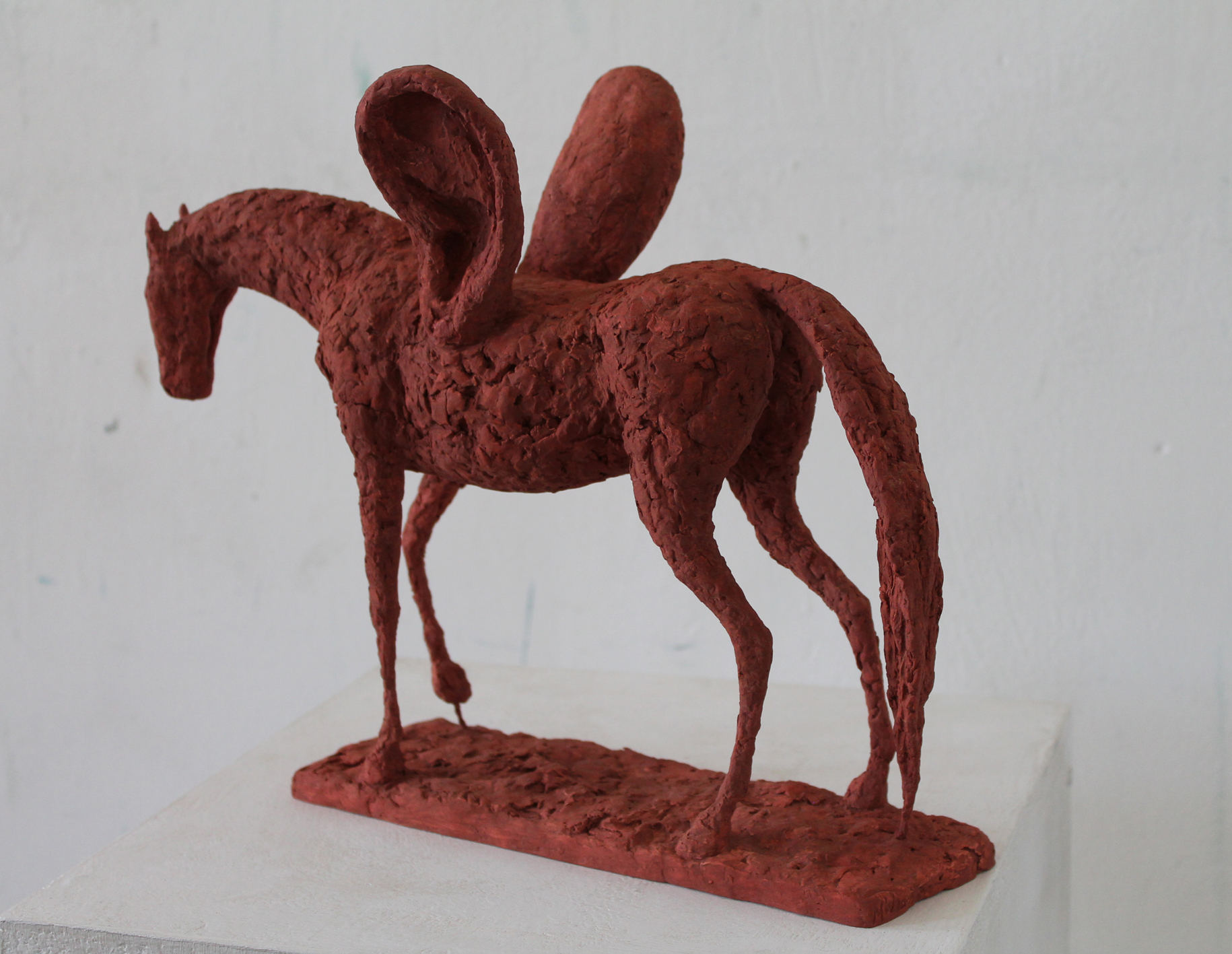 Lauschender Pegasus  2015, 27 x 32 x 13 cm, Ton bemalt   Instagram : Mirjam Wydler - http://www.mirjamwydler.com   Meine Ausstellung ist wieder geöffnet, jeweils Donnerstags von 17:30 - 19:30 , Semperstrasse 43, 1180 Wien Galerie Irene Legris