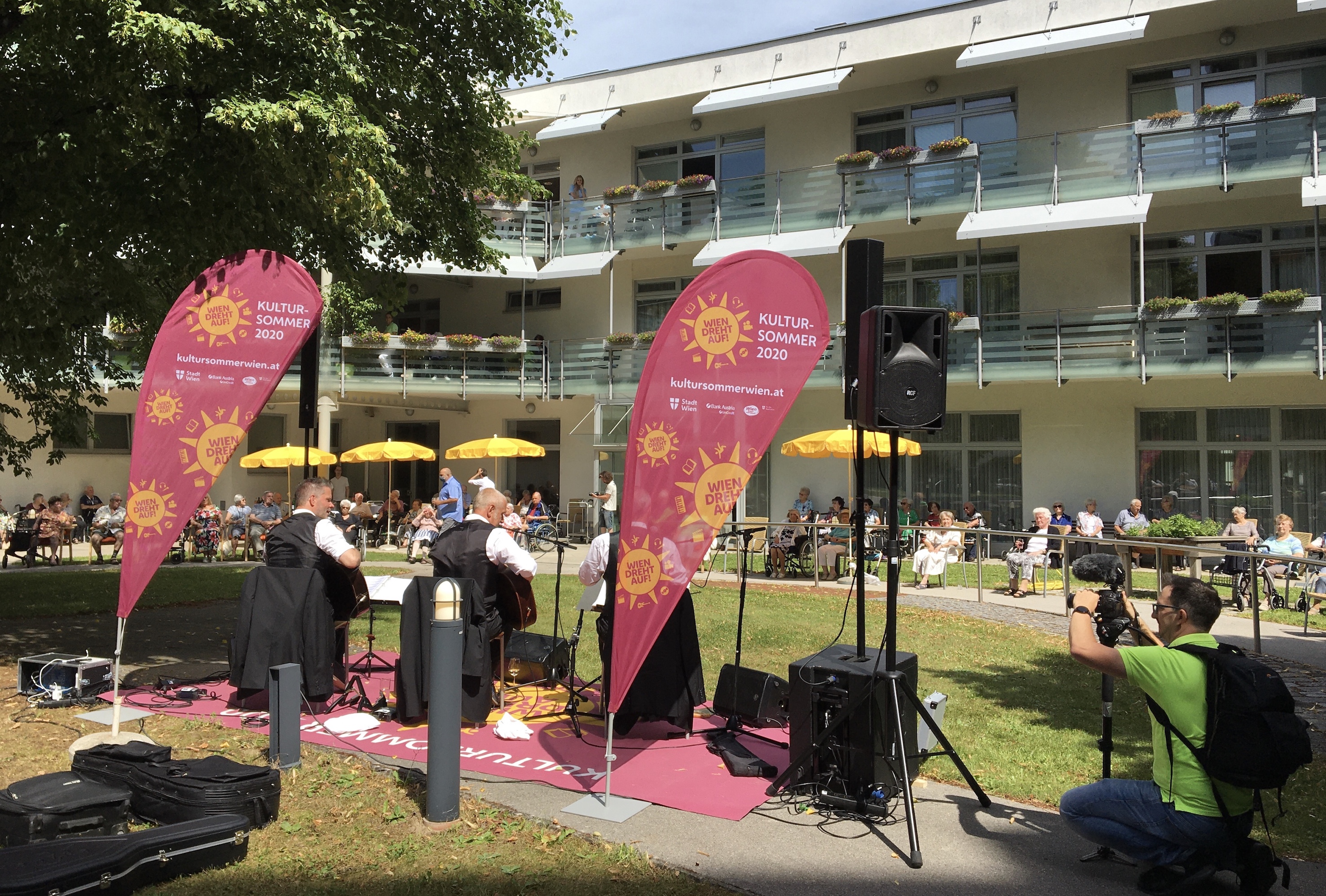 Die Band Trio Lepschi live bei ihrem Ständchen in Ehren im Haus Atzgersdorf (Wiener Kultursommer 2020).