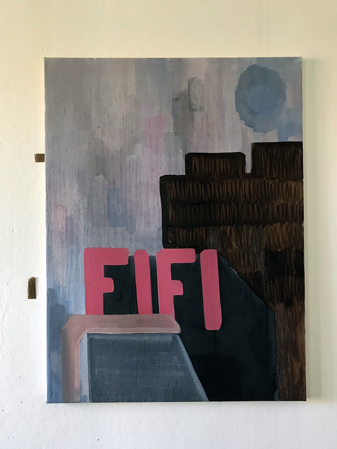 Zu sehen ist sind die Letter &quot;Fifi&quot;, die einen Schatten nach rechts unten werfen. Die Letter sind in einem sanft rotem Ton gehalten. im Hintergrund befindet sich ein Hochhaus in Umbra gebrannt gestisch gemalt monochrom. Im Bildvordergrund leuchtet eine Laterne.