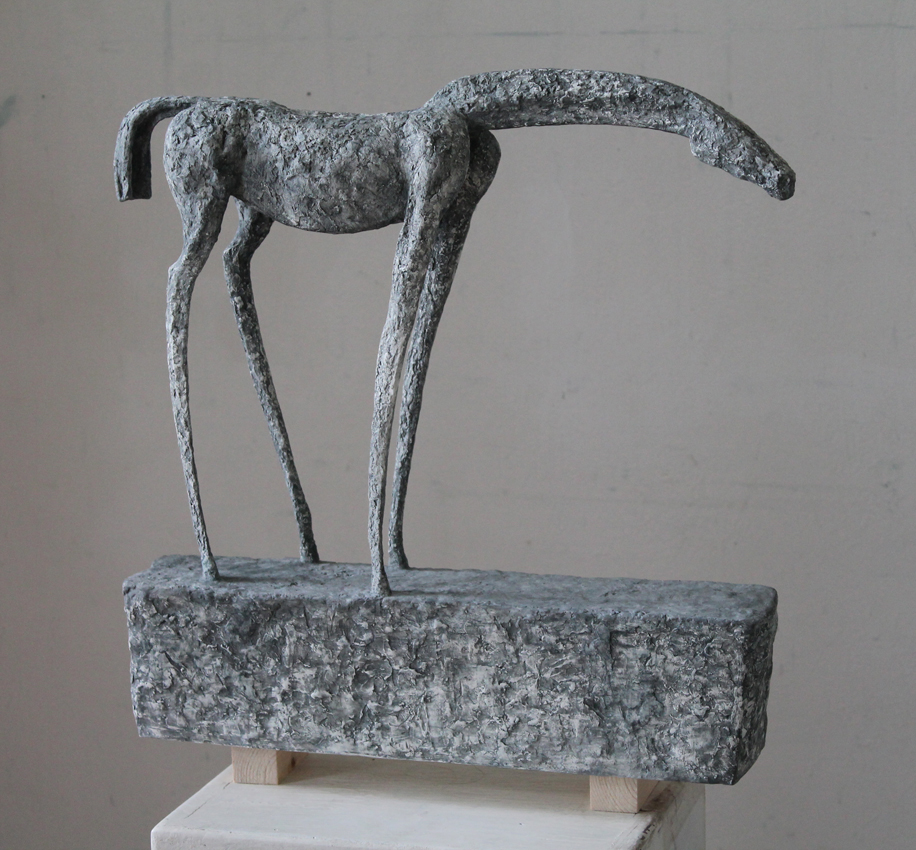 Pferd  2020, 42 x 41 x 9 cm, Ton bemalt   Instagram : Mirjam Wydler - www.mirjamwydler.com  Skulpturen von Mirjam Wydler sind bis 15. Mai 2020 in der Galerie KRAS zu sehen : Stumpergasse 16, 1060 Wien  Durch die grossen Fenster : immer Galerieöffnungszeiten : MI und FR 15 - 18 Uhr