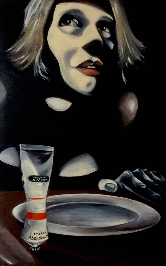 Künstlerin sitzt vor ihrem leeren Teller. Davor steht eine Tube - nicht Senf sondern - Farbe.