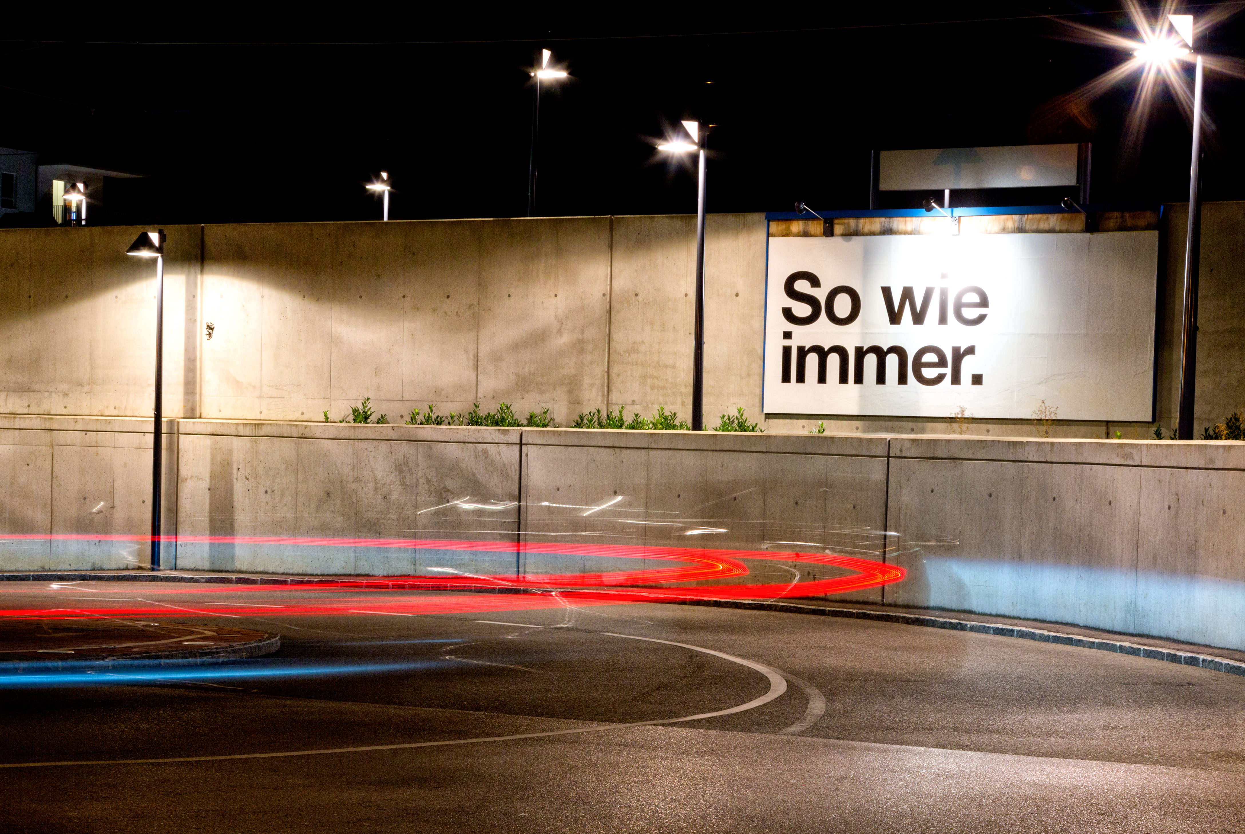 Plakatwand in der Nacht... mit der Aufschrift &quot;So wie immer&quot;