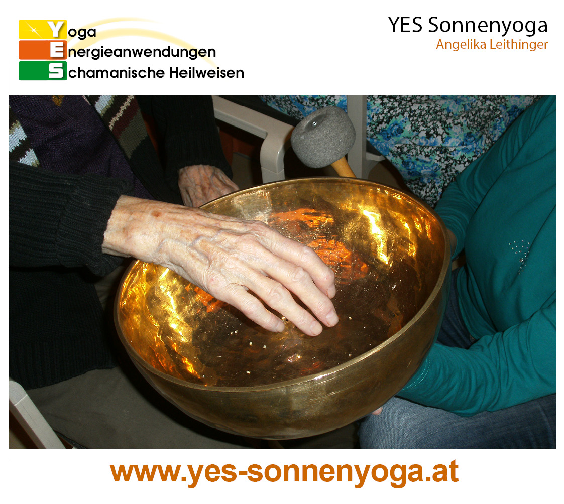 Angelika Leithinger 2021 Foto einer Klangschale mit der Hand einer Seniorin während einer Klangyoga-Therapie